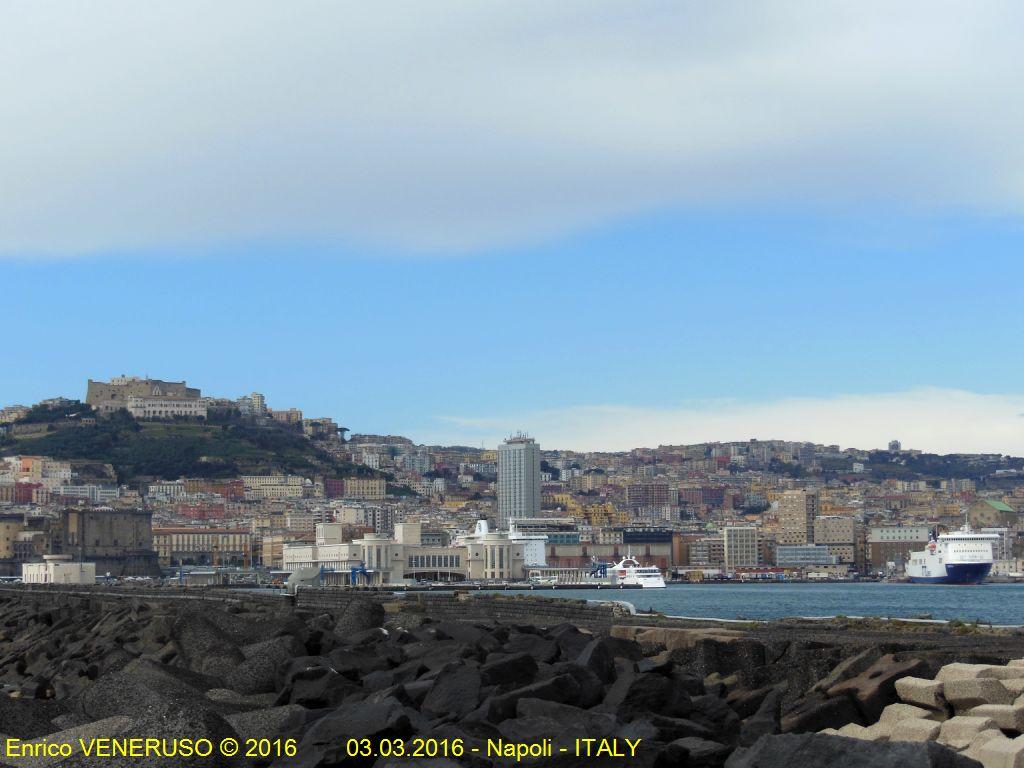 Napoli - Vista dal molo San Vincenzo.jpg